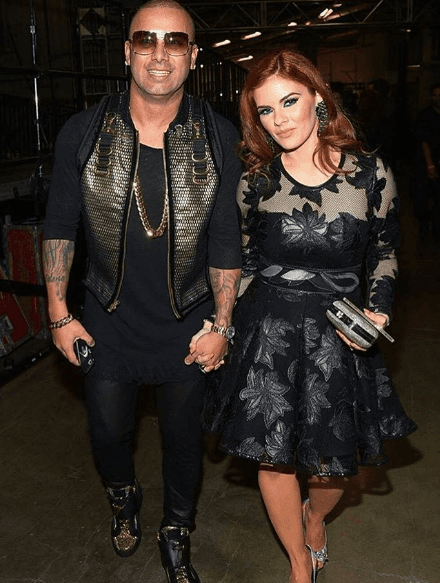 En las alfombras y entrega de premios...siempre está con él.