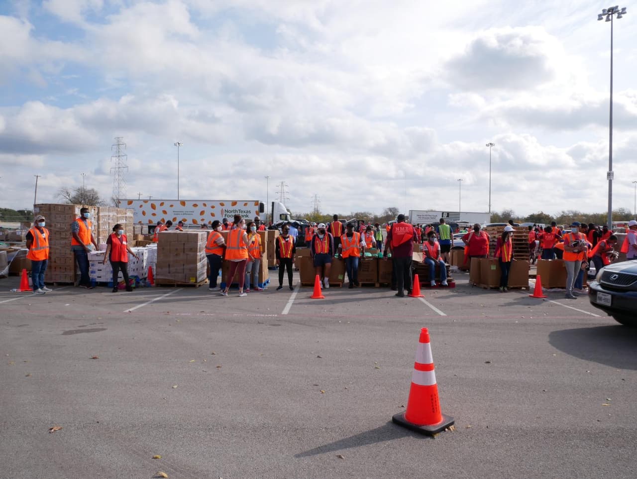 Fue una distribución masiva de donación de comida para aquellas familias que sufren por los efectos de la pandemia del
<a href="https://www.univision.com/temas/coronavirus">coronavirus</a>.