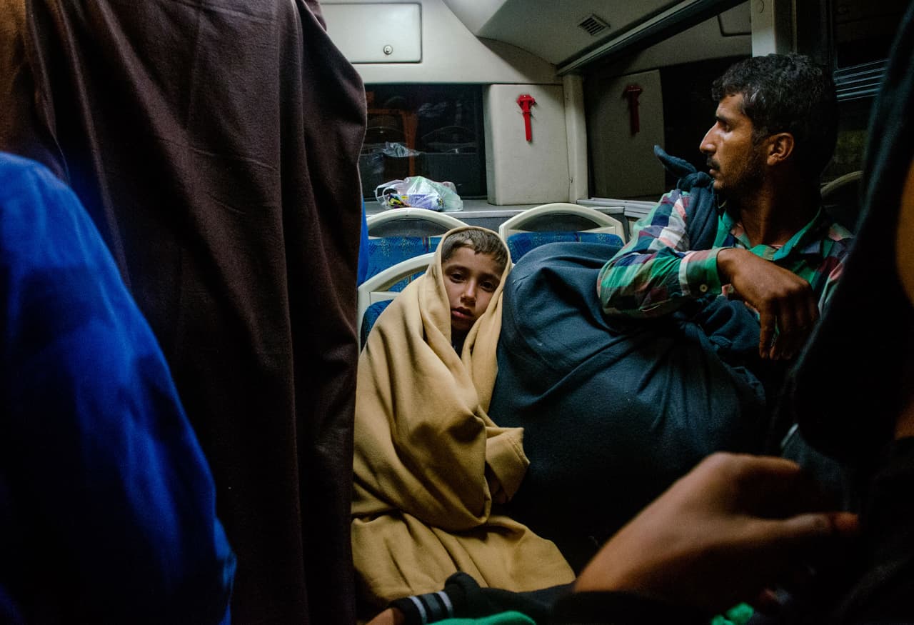 <b>Capítulo 5. Xenofobia y rebelión en Hungría.</b> Casi todos duermen cuando llegan varios autobuses. Lo que antes de la rebelión y la marcha era imposible ahora es casi una súplica. Quieren llevarlos a la frontera con Austria. Varias personas se suben, pero pronto se decide que no se fían del gobierno y que nadie les garantiza que no los llevarán a los campos cercados con alambre de espino donde pretendían encerrarlos, como hicieron pocos días antes, con engaños para subirlos a un tren con supuesto destino a Alemania, pero que los llevó a un campo de internamiento. “O todos o ninguno” es la consigna. Todos se bajan. Tras una ardua negociación con la organización caritativa húngara que coordinaba los autobuses enviados por el gobierno se opta por enviar un solo autobús a la frontera y que no salgan los demás hasta que se tenga información directa de su llegada
<b><a href="http://huelladigital.univisionnoticias.com/crisis-refugiados-javier-bauluz/capitulo-5/">(VER ESPECIAL COMPLETO).</a></b>