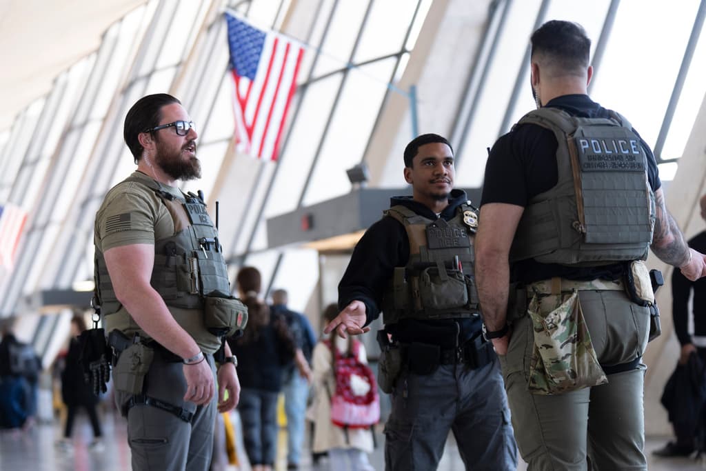 Agentes del Servicio de Inmigración y Control de Aduanas de EE. UU. (ICE) patrullan los alrededores del Aeropuerto Internacional Washington-Dulles, en Chantilly, Virginia, el martes 24 de marzo de 2026. (Foto AP/Manuel Balce)