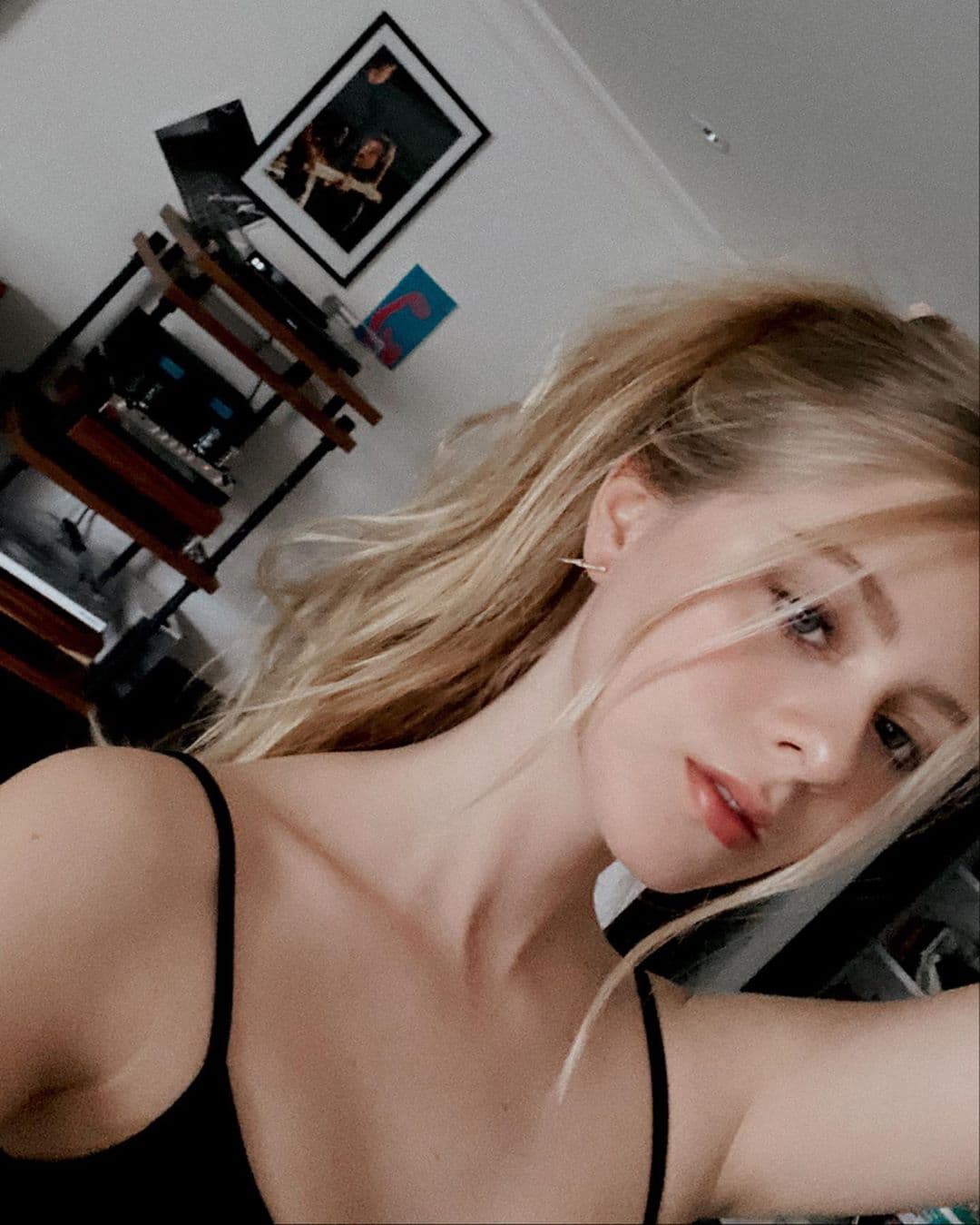 En septiembre de 2018, sorprendió incursionando en el mundo del modelaje, al ser la imagen de la diseñadora Raquel Orozco.