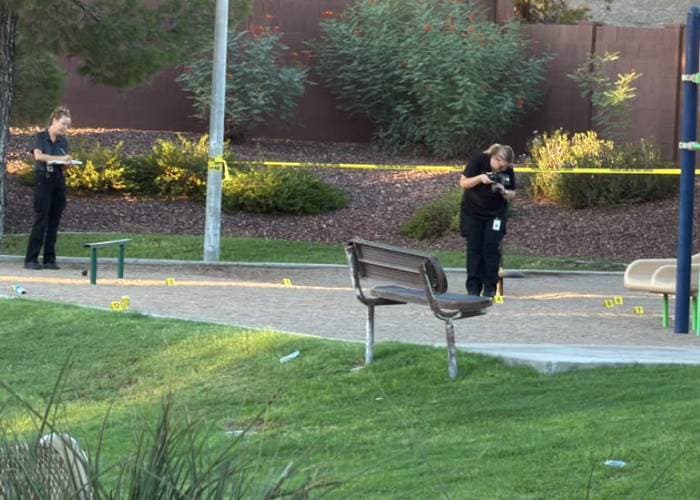 Indicios balísticos en una zona de juegos infantiles.