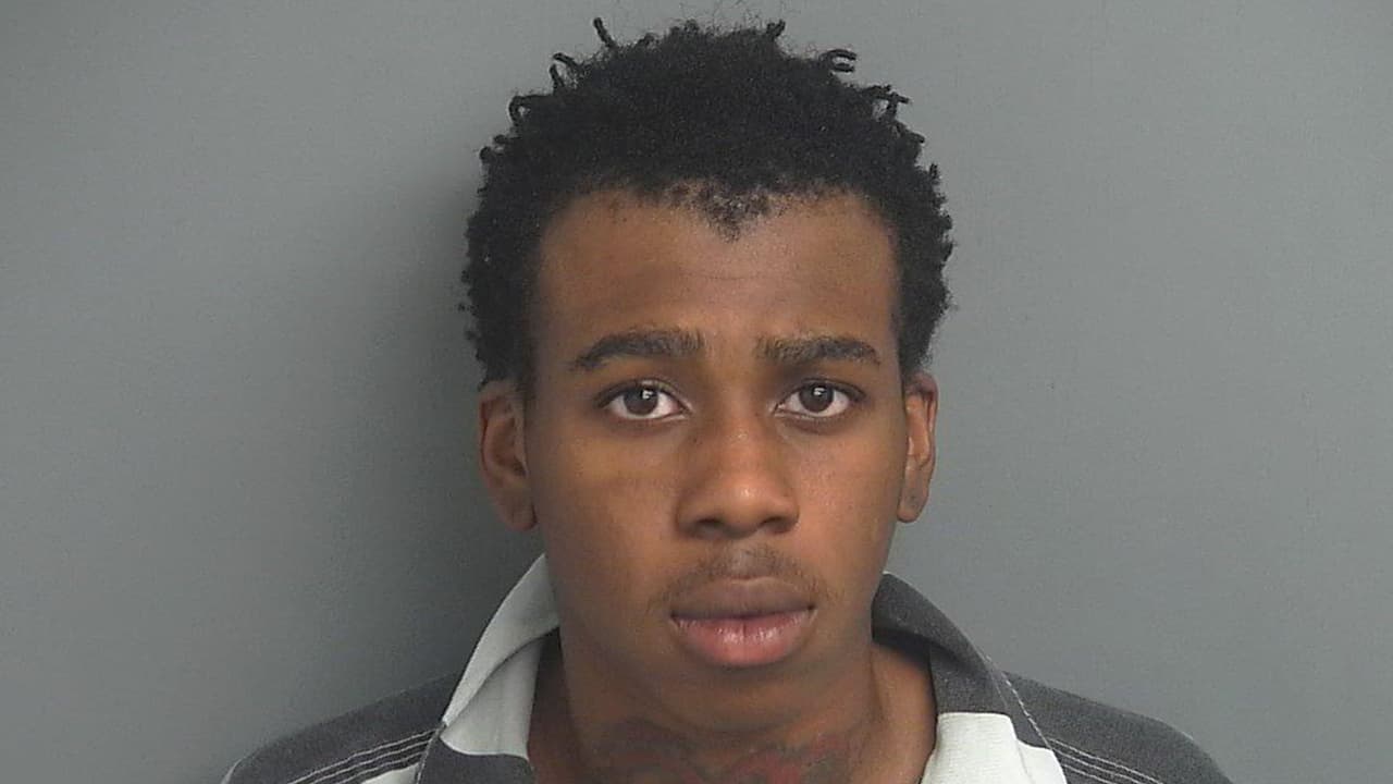 Tyrese Andrea Smith es buscado por robo agravado.