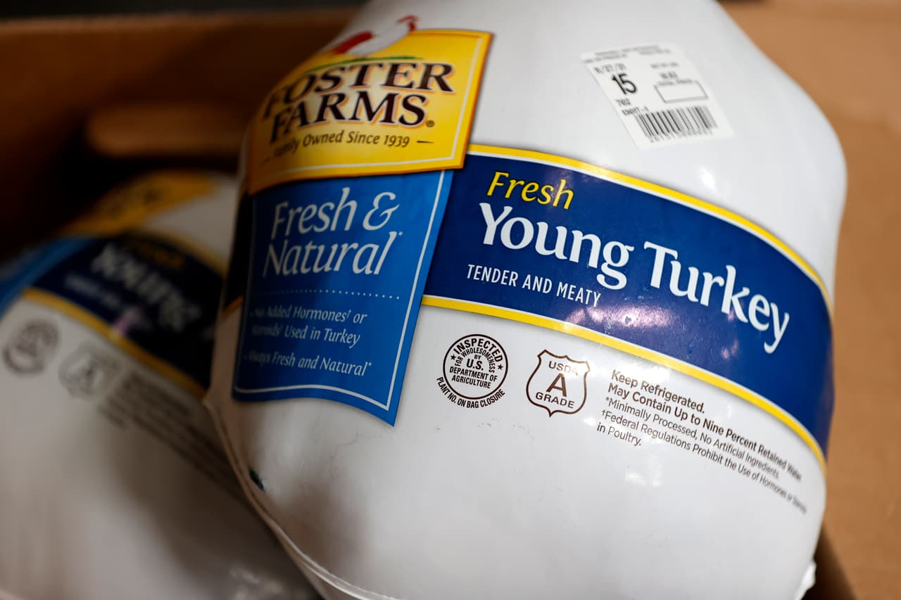 El señor Gaspar explica que en la parte más visible del pavo, que es todo el torso, hay un tipo de clip que, cuando lo bota, significa que ya está listo y se puede sacar del horno.
<br>