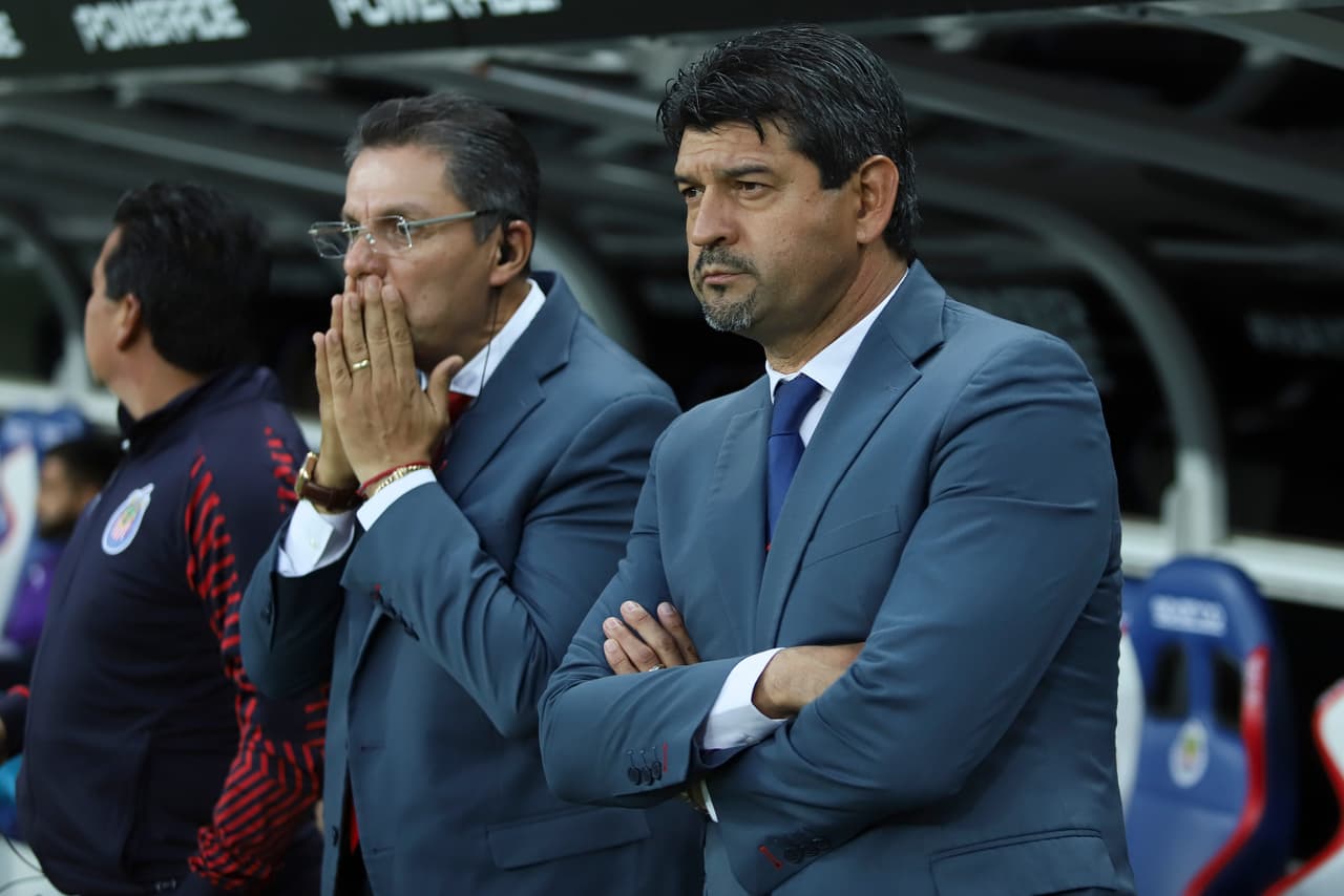En serios problemas el técnico de Chivas, Saturnino Cardozo (derecha) luego de perder otra vez contra el América.