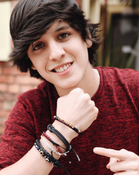 Le gusta el fútbol y skateboarding.