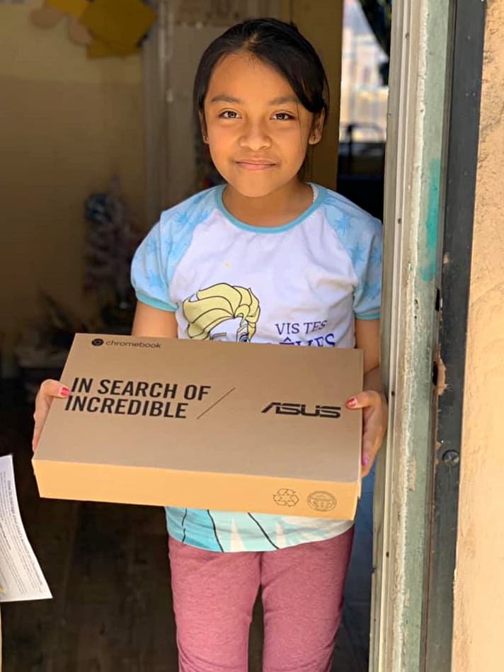 Esta iniciativa brinda a sus beneficiarios acceso de banda ancha a elementos esenciales en línea como asignaciones escolares, oportunidades laborales, cursos gratuitos de aprendizaje y otros programas de valor.
<br>