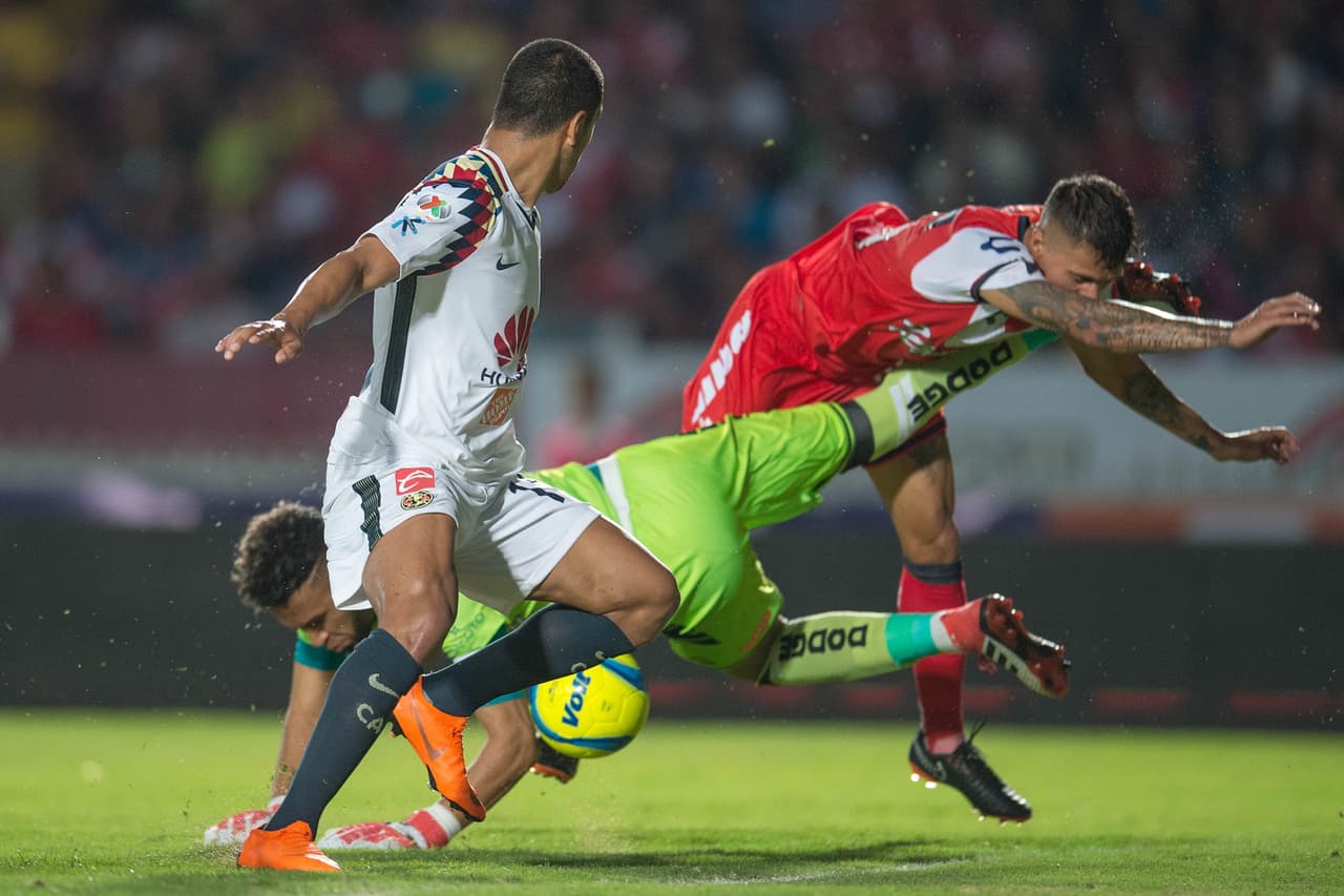 Antes de finalizar el primer tiempo, el portero peruano Pedro Gallese casi regala un gol al América en esta jugada.