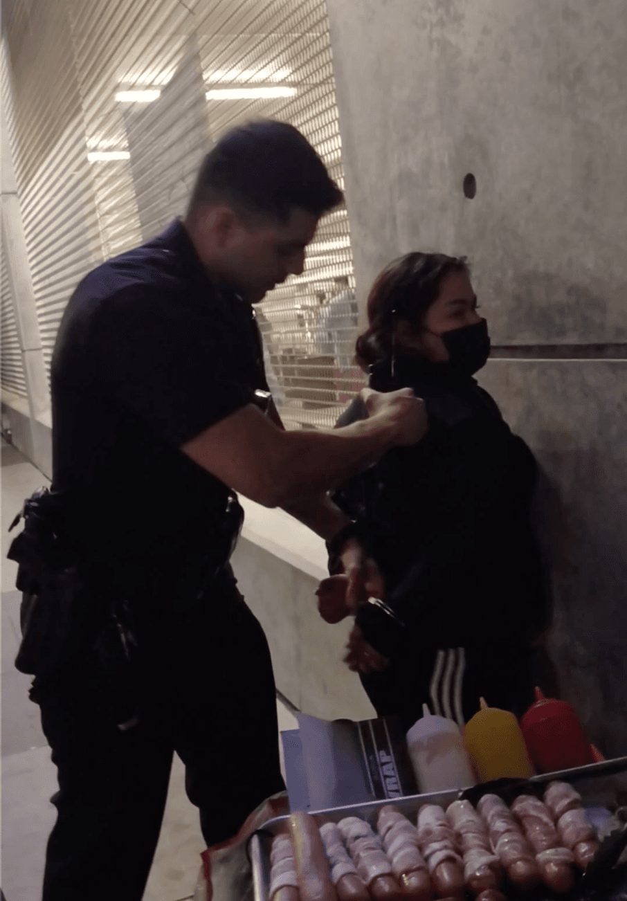 Diana Chávez contó que uno de los oficiales le dijo: “Te mueves o te doy 'ticket'”. Acto seguido, le pidió su identificación, pero ella no la tenía, por lo que el oficial procedió a empujarla contra la pared y a esposarla.