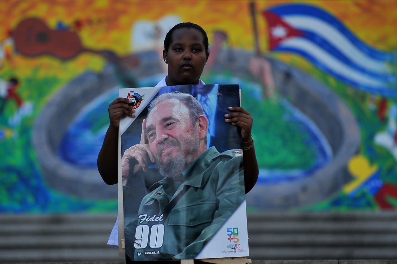 Esta mujer le rindió tributo a Fidel Castro el día después de su muerte, que fue anunciada
<b><a href="http://www.univision.com/noticias/muertes/comunicado-integro-raul-castro-anuncia-la-muerte-de-su-hermano-fidel" target="_blank">en televisión estatal</a> </b>el viernes, 25 de noviembre, por Raúl Castro.