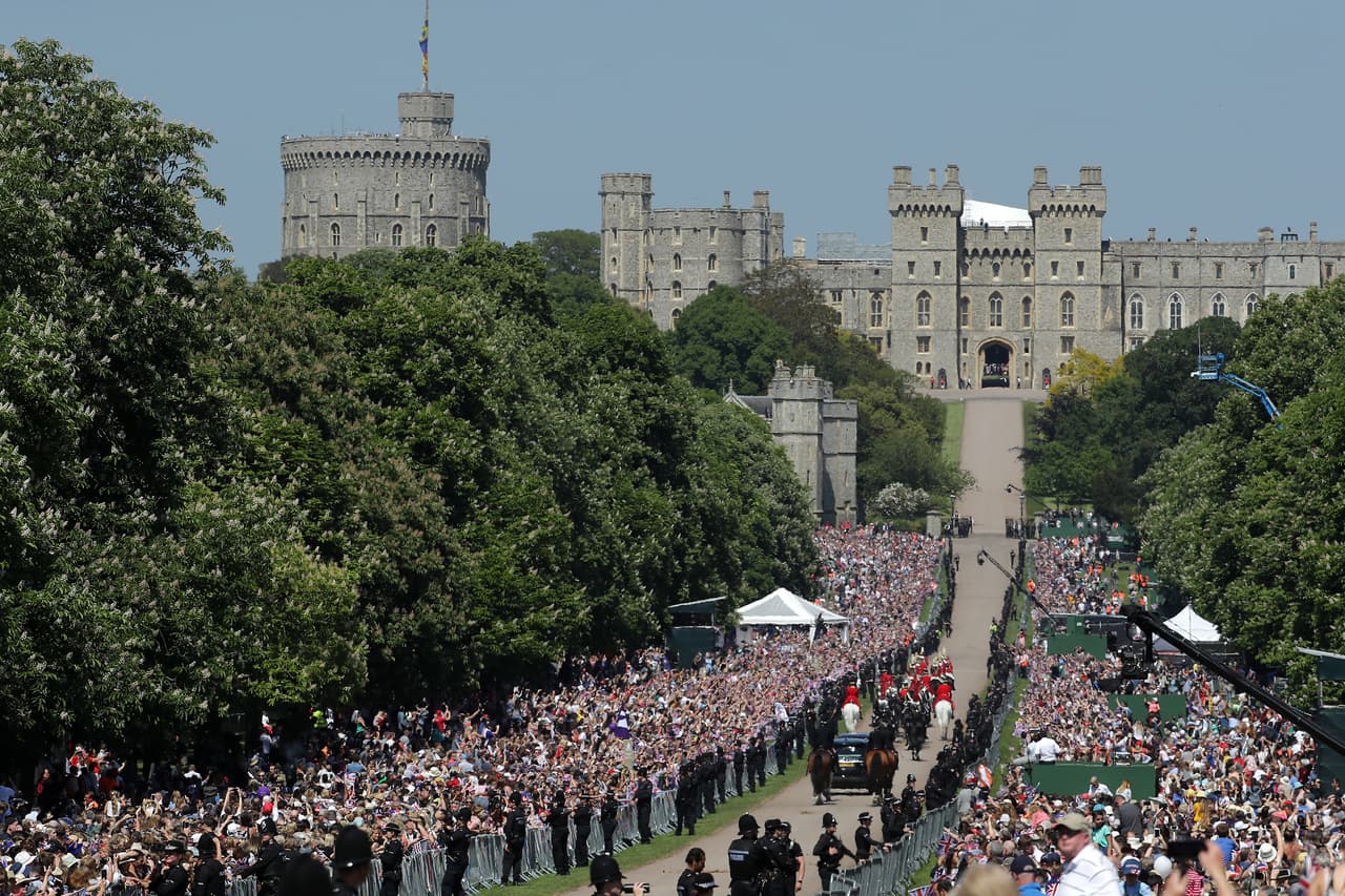 Imagen que muestra la multitud de personas que se agolparon para ver el paso del carruaje nupcial. Al fondo, el castillo de Windsor. Un dispositivo policial se encargó de proteger el paso de la pareja de novios.