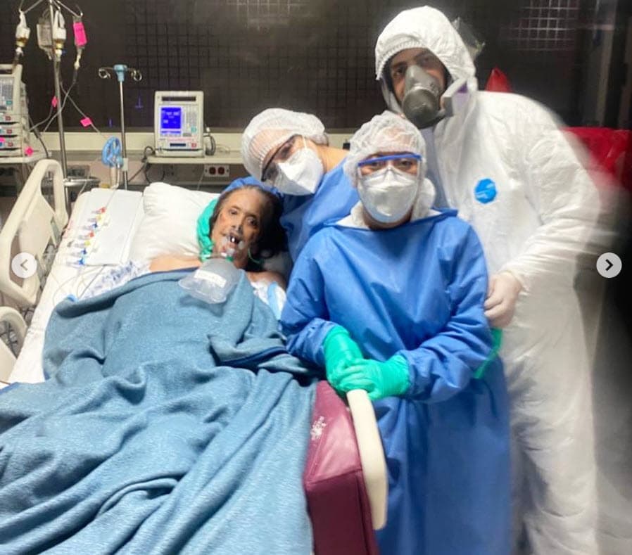 "Justo cuando estábamos planeando ya la salida del hospital de mamá para sacarla de terapia intensiva y hacerle un hospital en casa, justo cuando mi mente estaba en volar a México finalmente, mamá tuvo hoy una severa hemorragia pulmonar. Está de vuelta sedada y con ventilador", contó su hija, de acuerdo con un reporte de
<b><a href="https://www.latimes.com/espanol/entretenimiento/articulo/2020-06-08/la-actriz-cecilia-romo-padece-una-severa-hemorragia-pulmonar" target="_blank">Los Angeles Times</a></b> del 8 de junio.
<br>