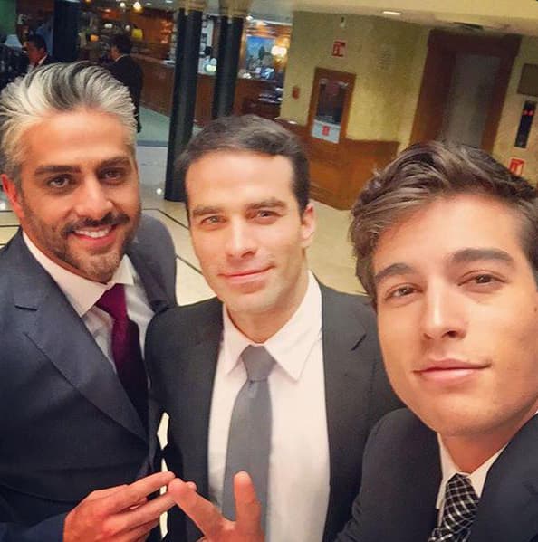 Se lleva muy bien con Danilo Carrera y Alejandro Nones, se divierten durante las grabaciones de la novela.