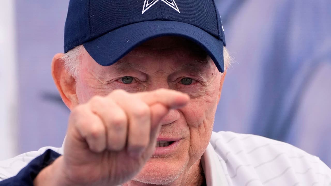 <h3 class="cms-H3-H3">Un juego largo y silencioso </h3>
<br>Mientras negociaba contratos y tomaba decisiones sobre el campo,
<b>Jones viajaba con frecuencia a Houston para sus controles médicos. </b>La batalla no se veía en las transmisiones, pero estaba ahí, jugándose en silencio.
<br>
<b>“El equipo ha sido mi vida, pero también mi salud”</b>, afirmó.