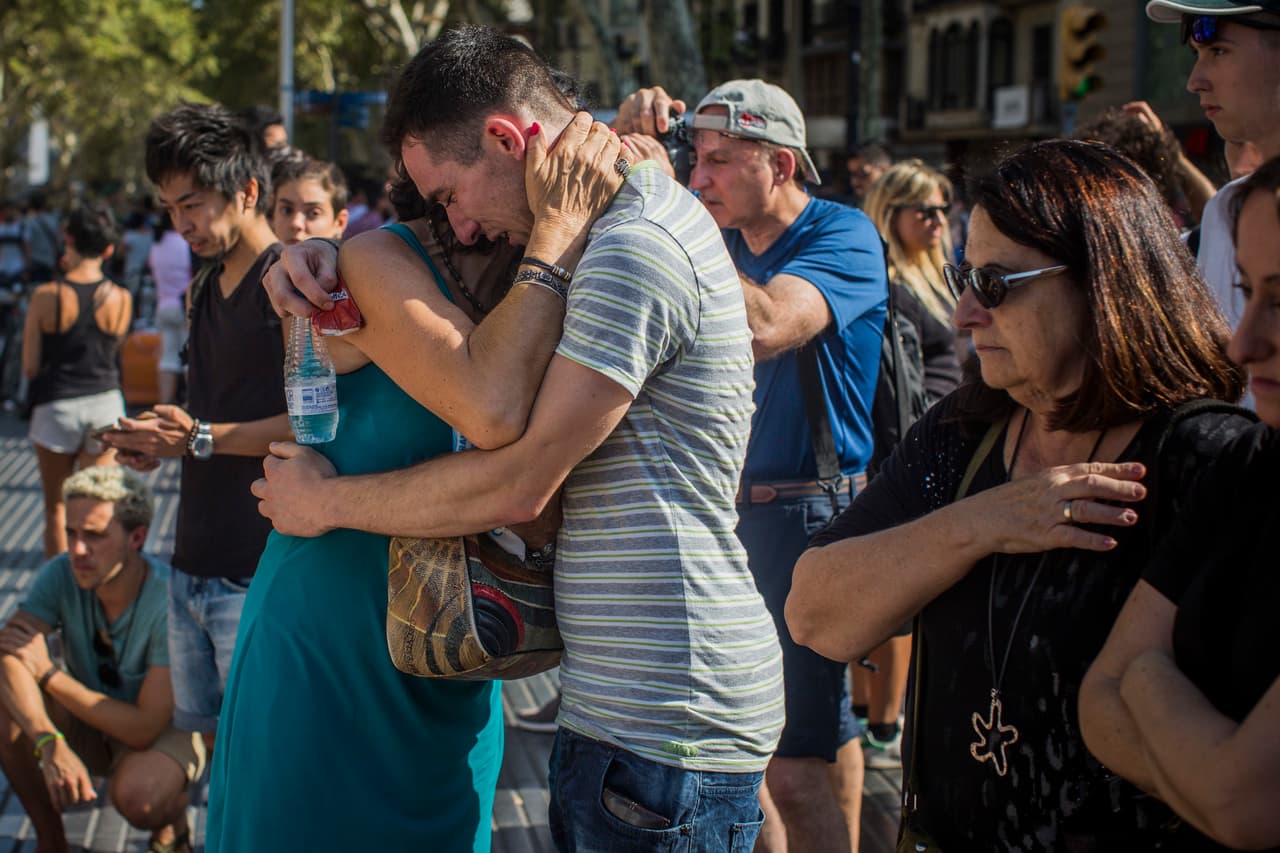 Silencios respetuosos, llantos y aplausos fueron los sonidos que poblaron la Rambla hoy, el punto de Barcelona que suele ser el más transitado de toda la ciudad.