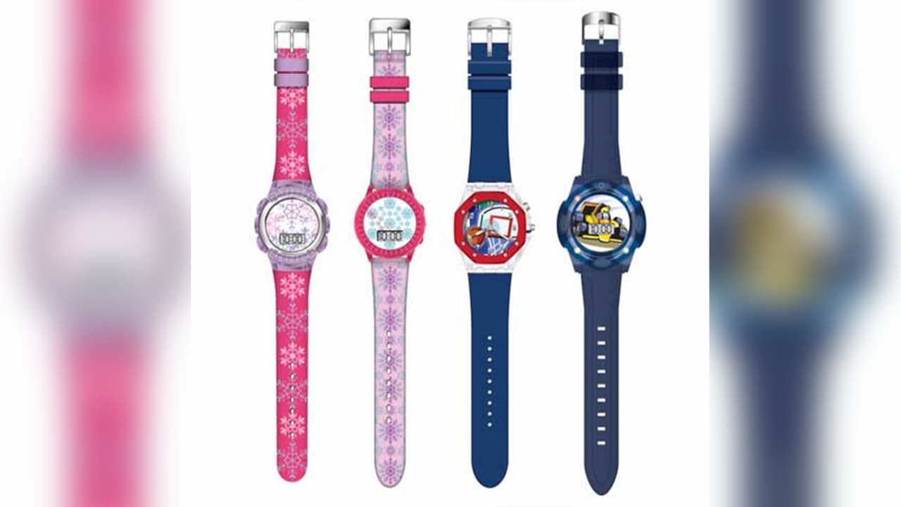 Children’s Light-Up Watches by MZB.
<br>La parte posterior del reloj puede desprenderse y exponerlo al agua, lo que representa un riesgo de irritación de la piel, enrojecimiento, erupciones o quemaduras por químicos.
<br>Fechas de venta: octubre de 2012 hasta junio de 2015.
<br>Contacto: T.J. Maxx o
<a href="https://tjmaxx.tjx.com/store/index.jsp" target="_blank">en línea</a>. En Marshalls al 888-627-7425 o
<a href="https://www.marshalls.com/us/store/index.jsp" target="_blank">en línea</a>.