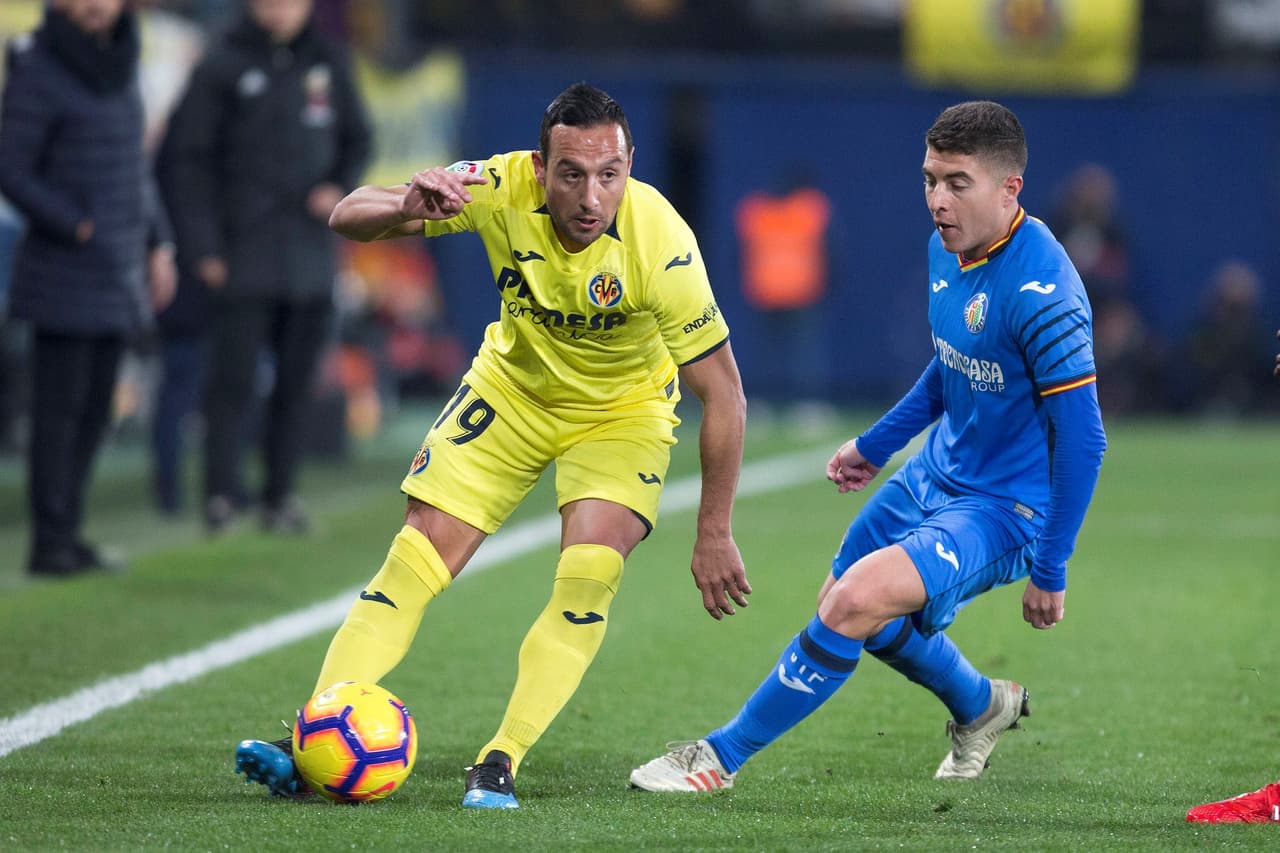 Santi Cazorla (izquierda) manejó el mediocampo del Villarreal que le dio buen trato al balón durante el encuentro.