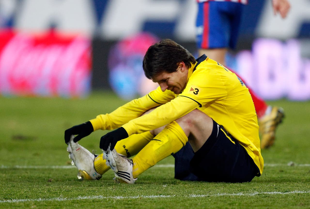 La campaña siguiente sufrió un esguince de ligamentos en el tobillo ante el Atlético de Madrid aunque sólo permaneció 10 días sin ver actividad.