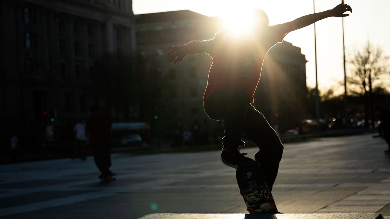 El área de Washington DC experimentó un récord de alta temperatura para esta fecha con una máxima de 81°F, respecto a los 78°F del 23 de febrero de 1874. El calor sentido este jueves, digno de un día de verano, hizo olvidar a los residentes de la capital del frío invernal de las últimas semanas y además aprovecharon para comprar helados, salir de paseo, hacer picnics en el National Mall.