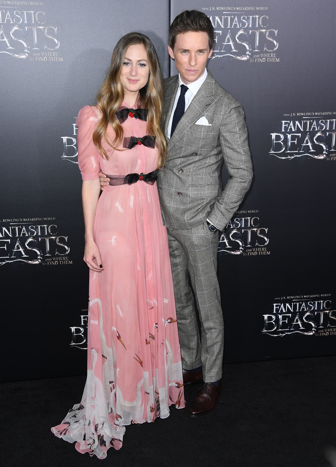 Eddie fue al estreno acompañado de su bella esposa, Hannah Bagshawe.