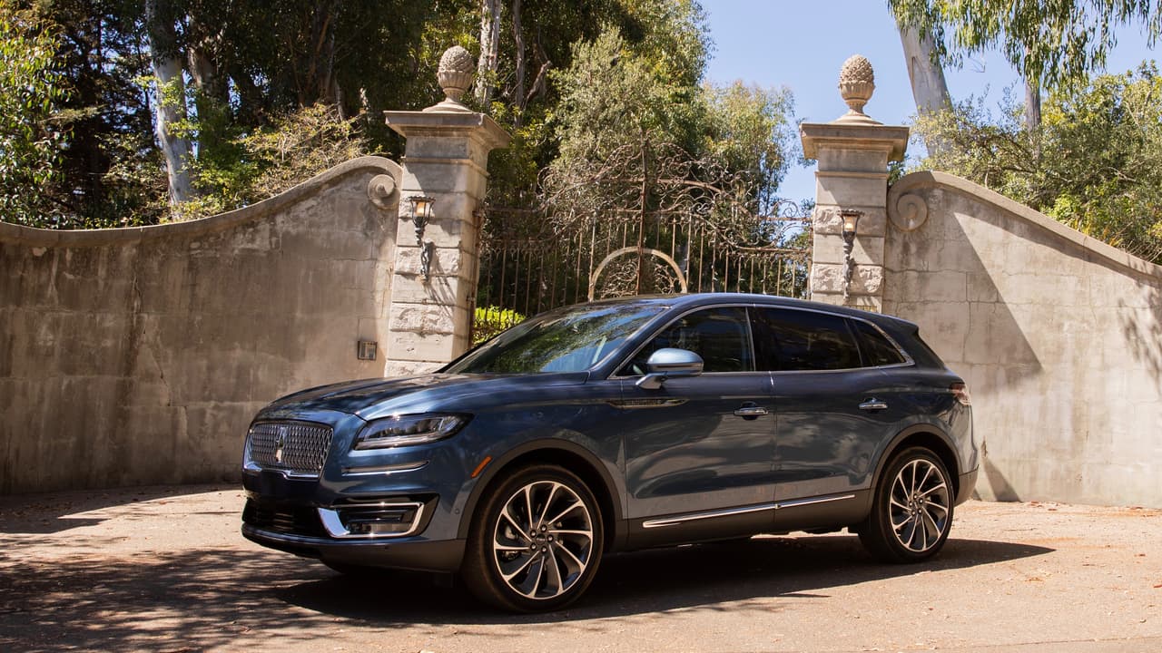 Los modelos de niveles Reserve y Black Label, pueden ser odenados con control de crucero adaptable con capacidad de frenado total y arranque en tráfico pesado, y un
<b>asistente de centrado de canal</b> que mueve el volante para mantener la posición del vehículo en el canal elegido.