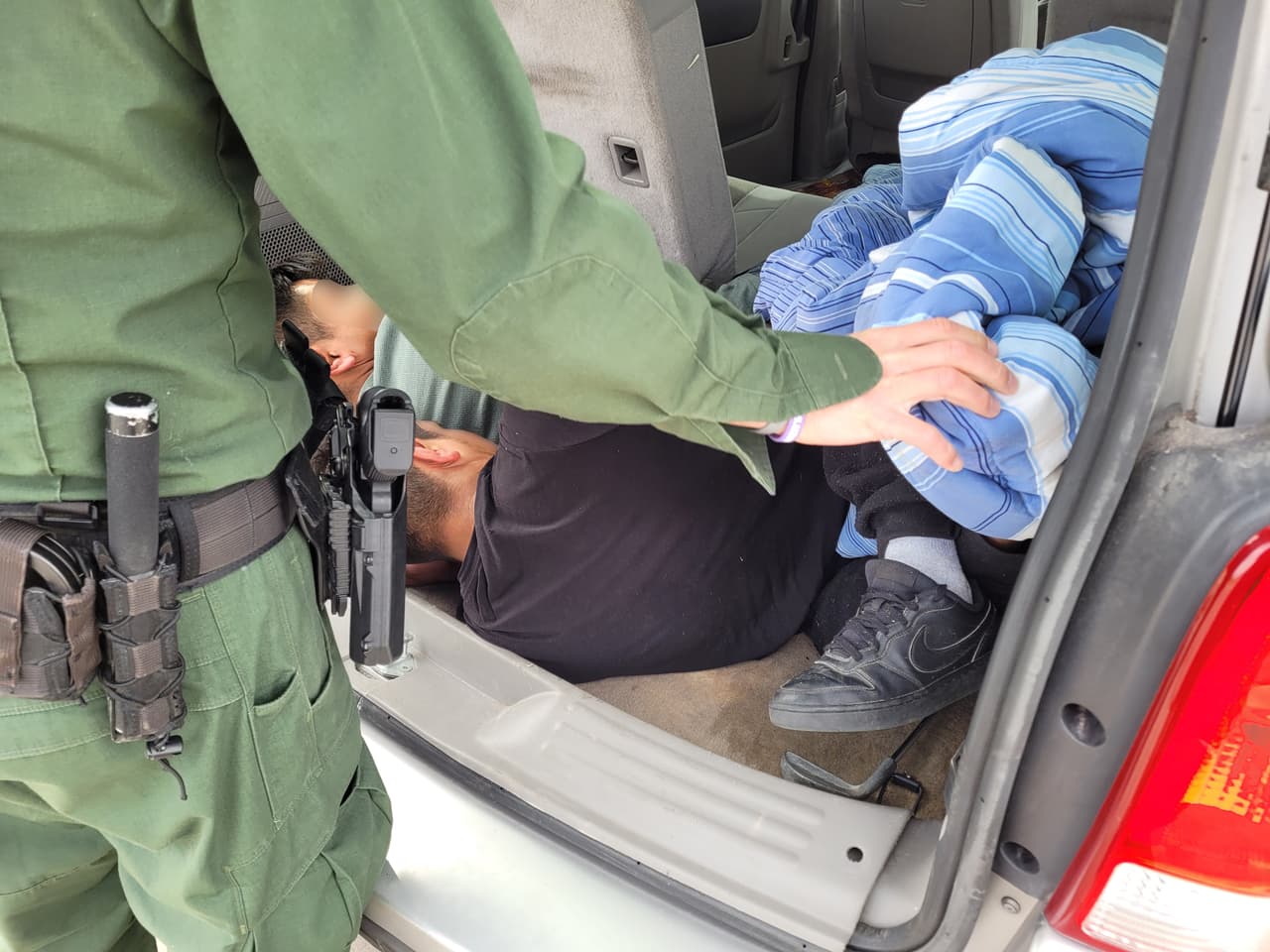 En el área de descanso SR-82 cerca de la estación de la Patrulla Fronteriza en Sonoita, un agente habló con el conductor de un vehículo sospechoso. Durante el encuentro, observó personas escondidas adentro y determinó que el conductor y el pasajero, ciudadanos estadounidenses, estaban traficando con tres inmigrantes. Ambos contrabandistas enfrentan cargos criminales.