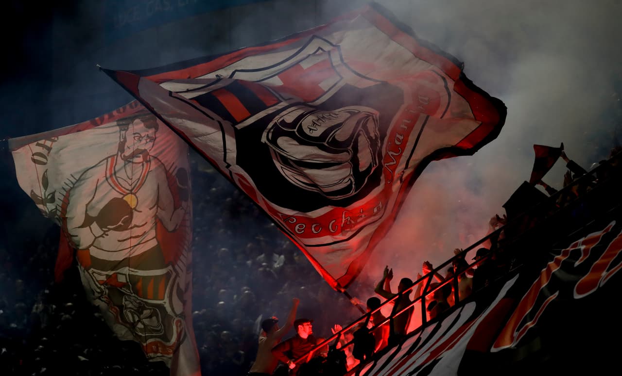 No hay duda de la forma en que se vive el futbol en Italiano, quizá los más enfermos del continente y para muestra la afición del Milan.