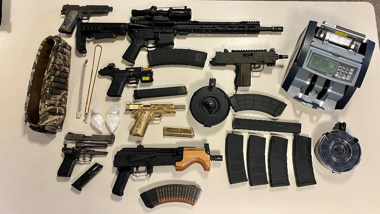 Una pistola chapada en oro, cocaína y un arsenal: el arresto de un sospechoso de tráfico de drogas en Santa Rosa