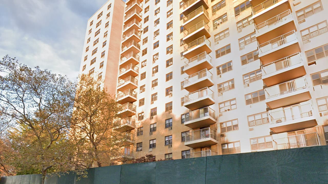 Niño de 4 años está en condición crítica tras caer desde el décimo piso de edificio en El Bronx