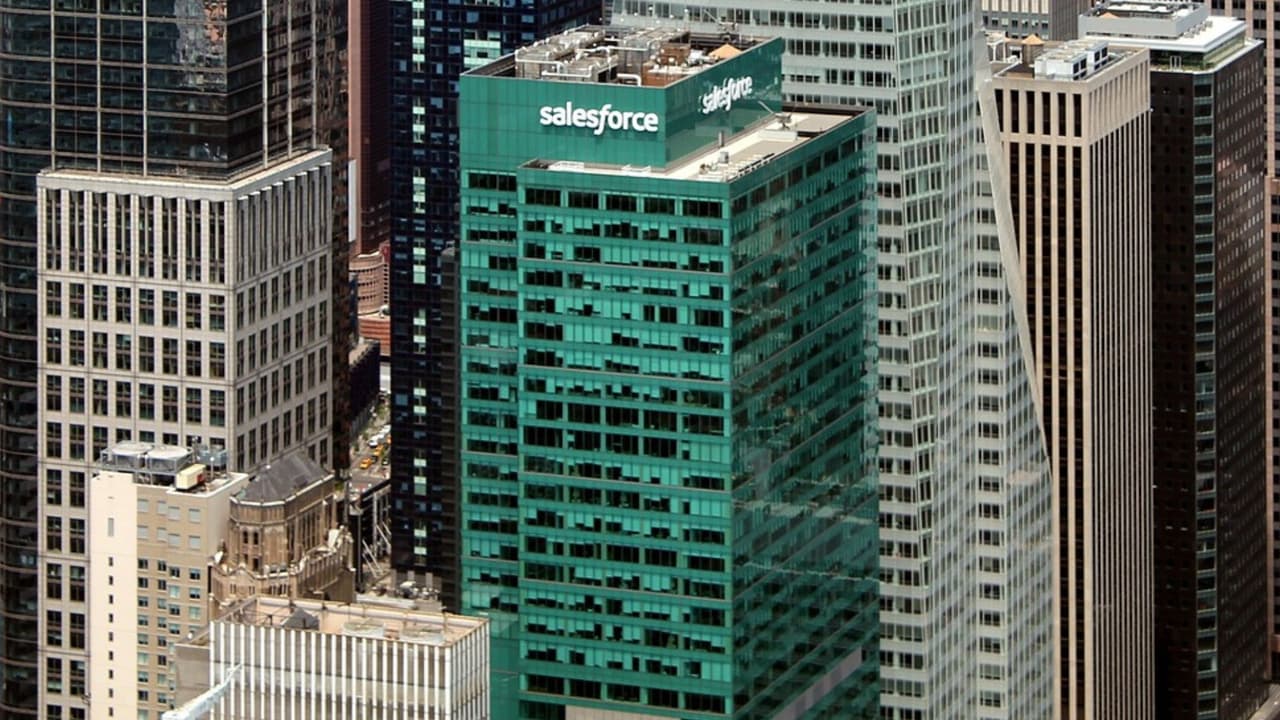 Salesforce incentiva a sus empleados con donaciones benéficas por regresar a la oficina