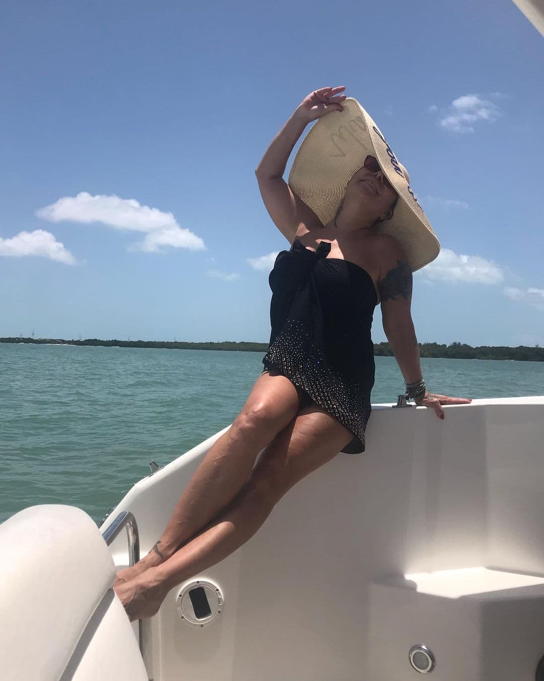 La pareja de presentadores también reveló que el novio de la
<a href="https://www.univision.com/radio/radio-nacional/alejandra-guzman-y-otras-famosas-que-tuvieron-complicaciones-por-cirugias-esteticas-fotos" target="_blank">mamá de Frida Sofía</a> habría intentado sorprenderla a propósito de su cumpleaños que fue el 9 de febrero, pero todo se salió de control y terminaría él mismo gravemente lesionado.