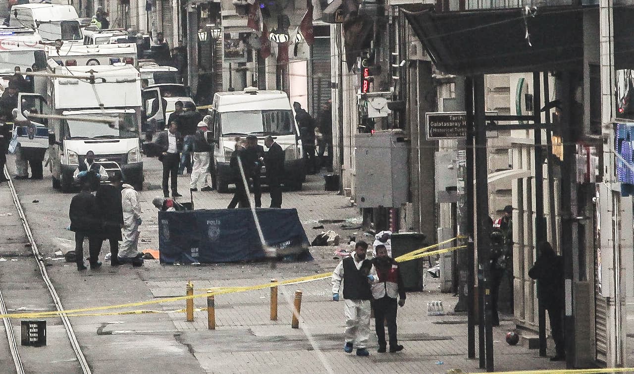 Servicios de emergencia trabajan en la zona de la explosión.