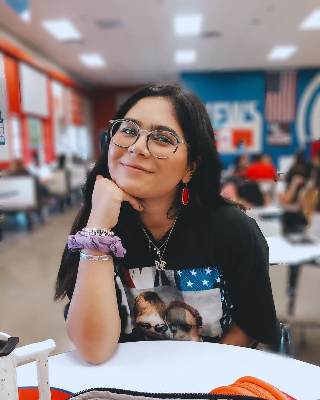 “Yo fui criada en un matrimonio, en donde si yo digo las cosas falsas, la verdad yo no gano nada, yo vivo muy bien, gracias a Dios, pero no por eso no me pertenece lo que mi papá me dejó.”, enfatizó Juliana a través de un live en su cuenta de Instagram.