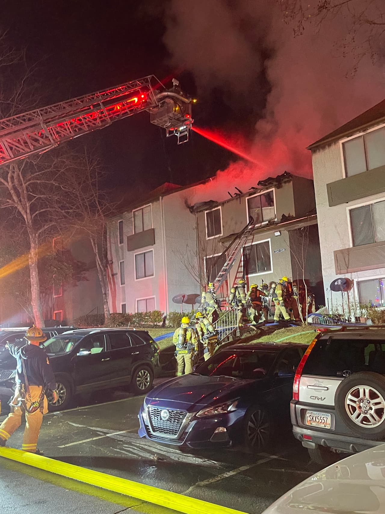 Uno de los ocupantes del edificio en el momento del incidente declaró haber escuchado un "estallido", fue a investigar, vio el fuego y evacuó el edificio.
<br>
<br>Las alarmas de humo no estaban activas en las unidades afectadas por el incendio en el momento del incidente.