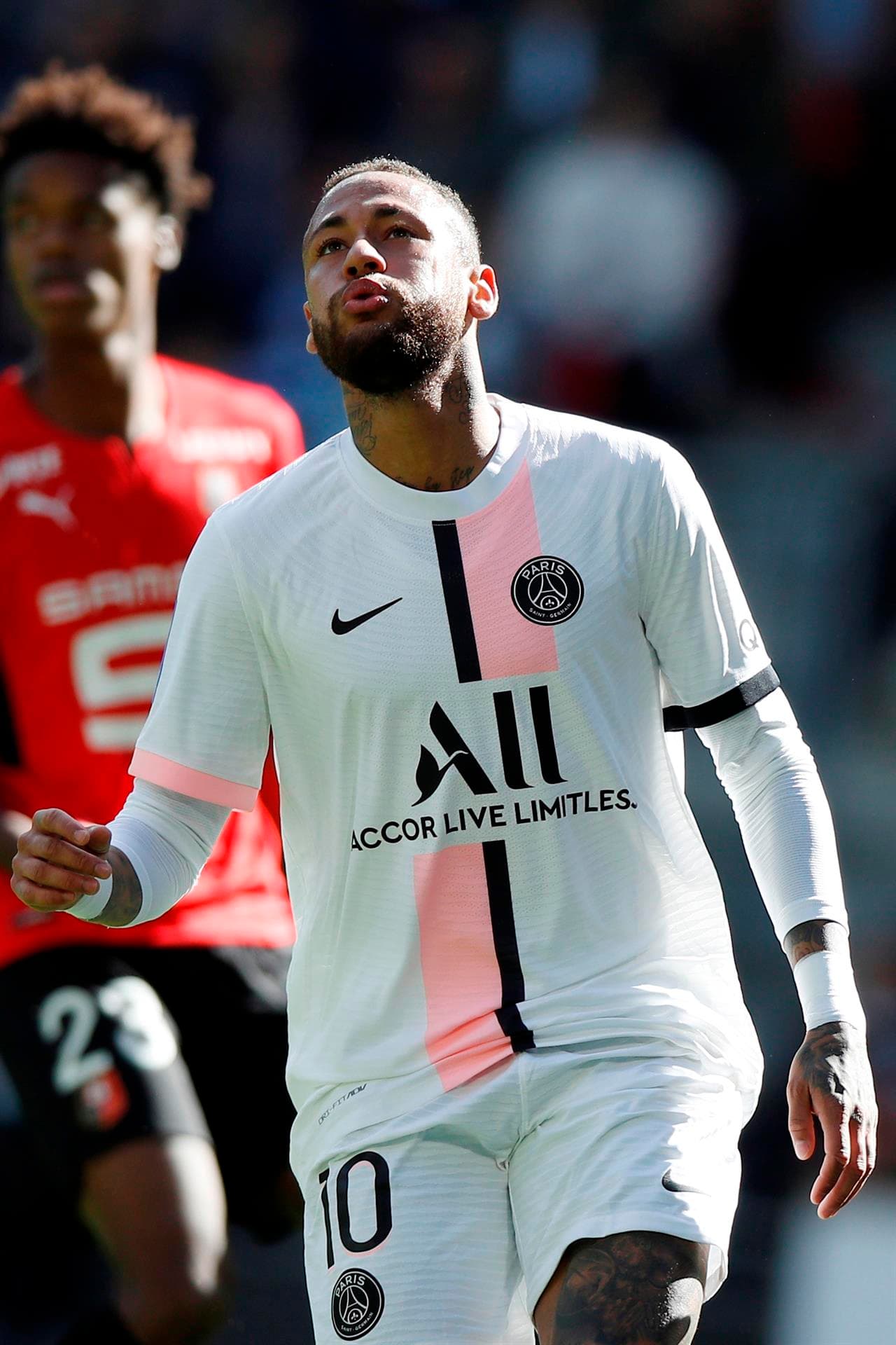 Paris Saint-Germain no pudo ante el Stade Rennais 2-0 como visita, durante la Jornada 9 en la Ligue 1. Los parisinos contaron con toda su artillería pesada pero no vieron la luz ante las anotaciones de Gaetan Laborde (45') y Flavien Tait (46). Así, el equipo local se lleva un triunfo épico y el PSG rompe su racha ganadora.