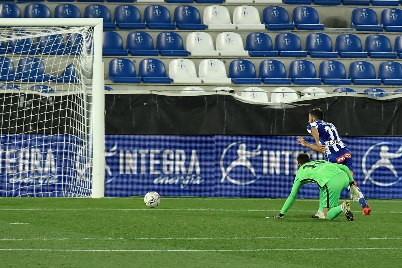 Piqué y Neto protagonizaron una gran pifia que terminó en gol de los locales; el francés marcó gol del empate en el Mendizorroza. Luis Rioja (31’) aprovechó un tremendo error de la zaga blaugrana para abrir el marcador. Griezmann (63’) emparejó los cartones.