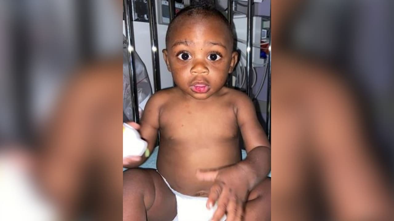 Policía de Houston busca a los padres de un bebé que fue hallado herido cerca de un complejo de apartamentos