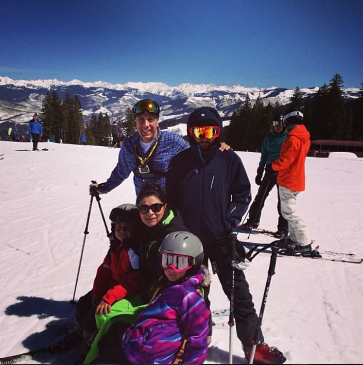 Los hijos de Victoria llevan una excelente relación. De hecho, José Eduardo ha viajado con sus hermanos y el esposo de la actriz en repetidas ocasiones. En unas vacaciones familiares fueron a esquiar.