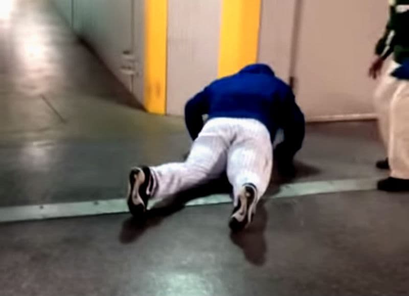 Bartolo Colón se cae camino al club house