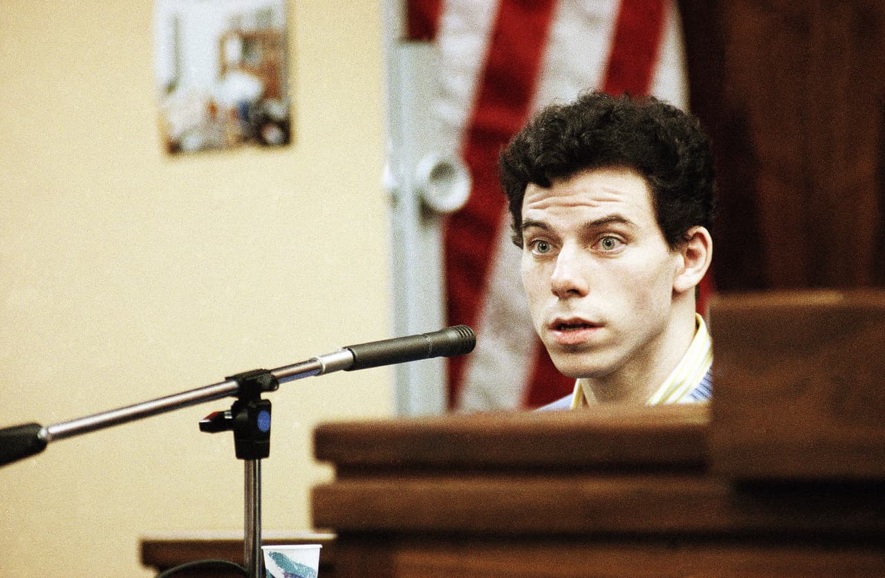 Los jóvenes heredaron la fortuna de su padre,
<b> comenzaron a gastar de manera impulsiva, algo que llamó la atención</b>, pero fue la confesión de Erik a su psicólogo lo que reveló el crimen, pues fue escuchada por la amante del terapeuta, quien los delató con la policía.