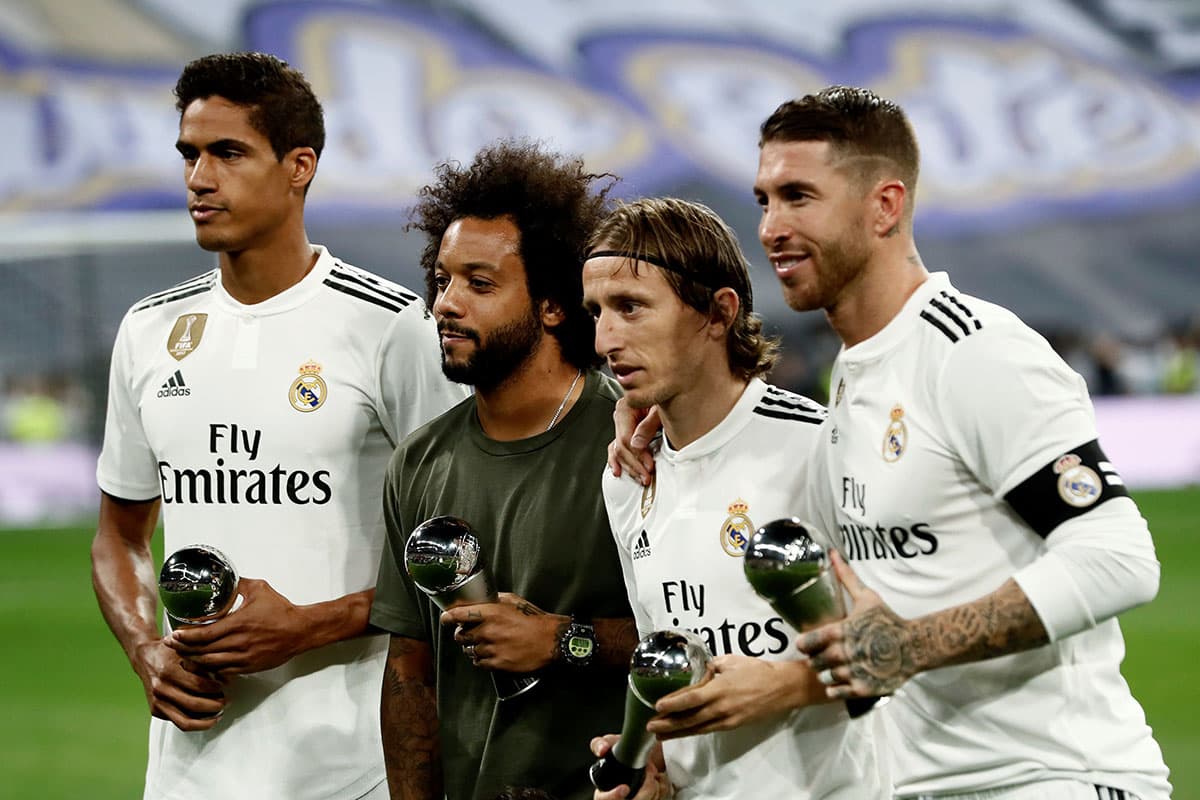 (De izquierda a derecha) Raphael Varane, Marcelo, Luka Modric y Sergio Ramos posaron con sus distinciones de los premios The Best celebrados el lunes anterior en Londres.