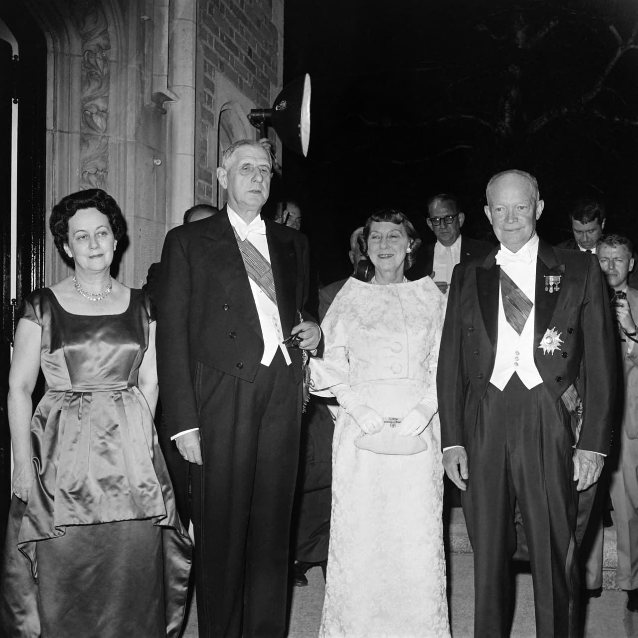 Dwight D. Eisenhower fue el primer presidente en tener en 1953 no solo un baile inagural sino dos. Mamie Eisenhower reveló días antes de la inauguración detalles de su vestido que tenía más de 2,000 cristales imitación diamante bordados.