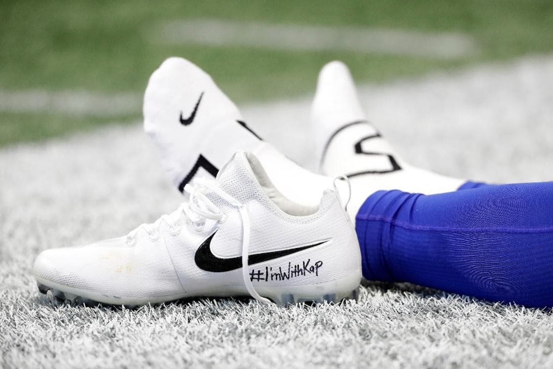En 2017, Kaelin Clay, receptor de Buffalo Bills apareció con esos zapatos y se visualizó una leyenda con el hashtag #ImWithCap "#EstoyConKap", como muestra de apoyo para el exquarterback