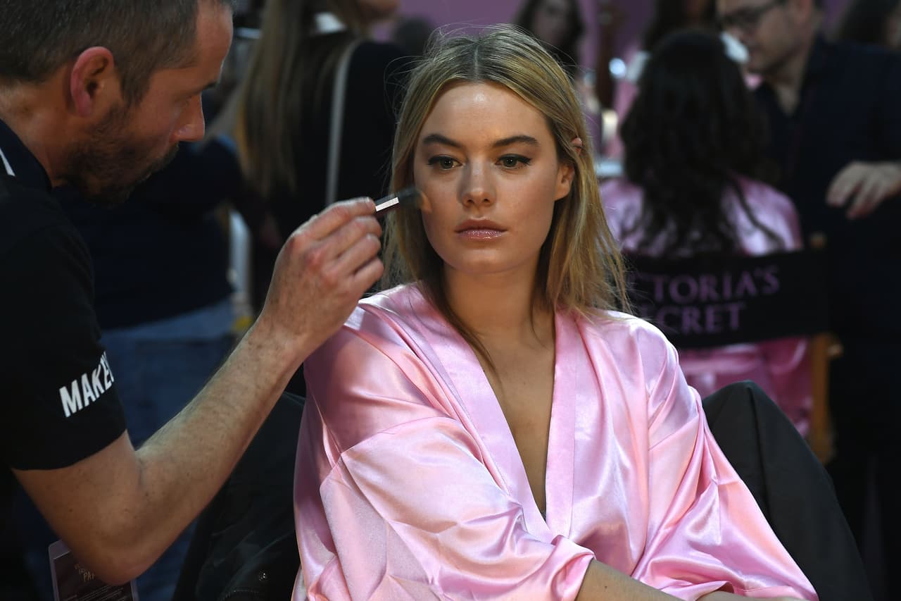 Camille Rowe en la sala de maquillaje.