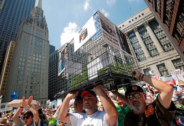 Durante una protesta en Chicago, un grupo de personas cargó una jaula para simular la situación de los niños bajo custodia del gobierno federal. (AFP/Getty)