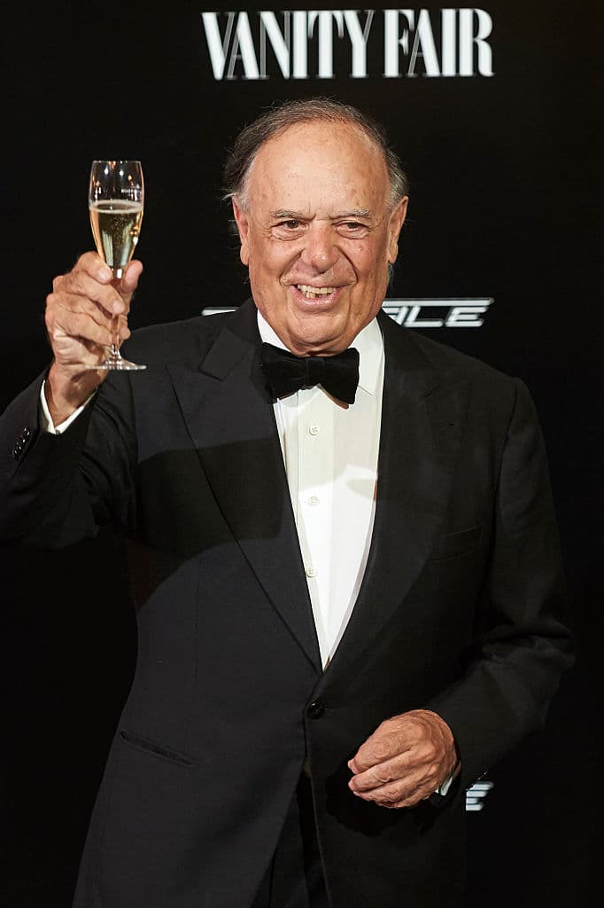 El aristócrata, quien fue esposo de
<b><a href="https://www.univision.com/entretenimiento/la-mama-de-enrique-iglesias-quedo-sorprendida-con-el-parto-de-anna-kournikova">Isabel Preysler, madre de Enrique Iglesias,</a></b> murió en un hospital de Madrid tras ser ingresado por haber adquirido covid-19.
<br>