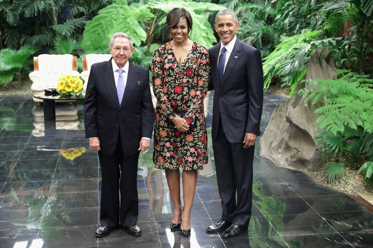 En el viaje histórico de los Obama por Cuba a finales de marzo de este año, el espíritu floral y elegante de Michelle Obama se hizo más pertinente que nunca. Para la cena con el mandatario Raúl Castro, en lugar de elegir un diseñador cubano americano que trajera alguna lectura errada en términos políticos, la Primera Dama eligió un vestido de bordado de Naeem Khan.