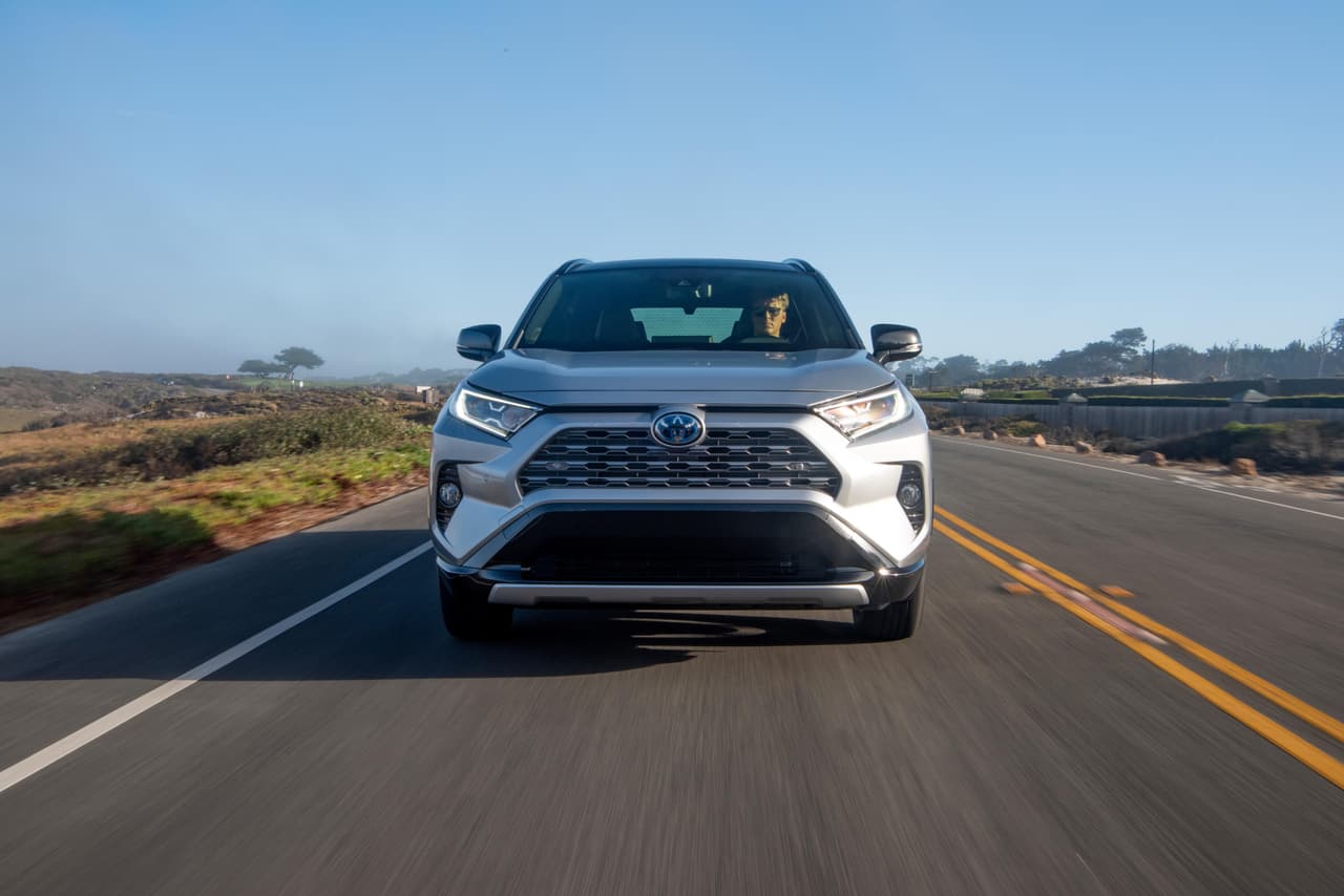 <b>En pocas palabras…</b>
<br>
<br>La Toyota RAV4 Hybrid 2019, rediseñada por completo en esta su quinta generación, es una excelente opción para el manejo diario, con un motor capaz de hacerle frente a las exigencias de los caminos y carreteras y altas calificaciones en economía de combustible.