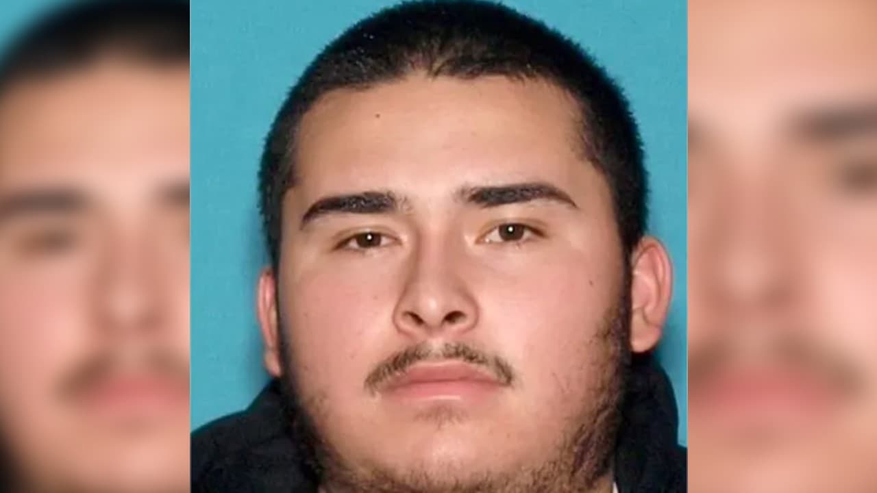 La policía de Fontana identifica a Javier Torres como el sospechoso. Fue visto por última vez con una camisa negra con pantalones cortos grises, calcetines negros, Crocs negros y una gorra de béisbol naranja. El departamento dijo que es un pandillero documentado y se lo considera "armado y peligroso".
<br>