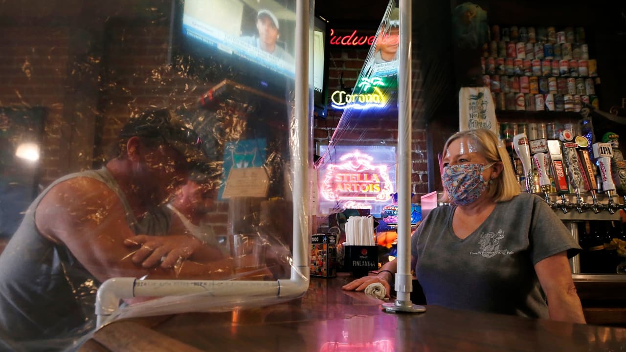 En algunos restaurantes que ya reciben comensales en la California rural se colocaron divisiones de plástico muy básicas para protegerlos del coronavirus.